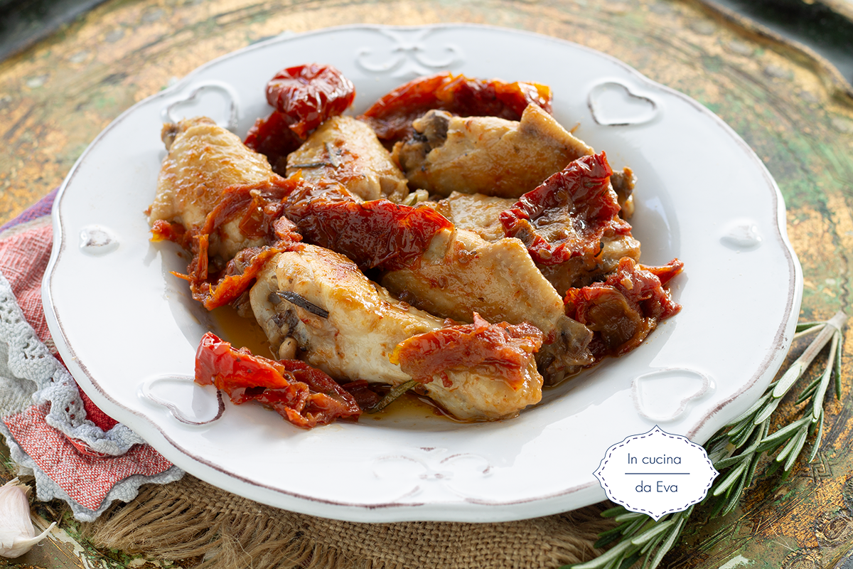 Alette di pollo e pomodori secchi in umido