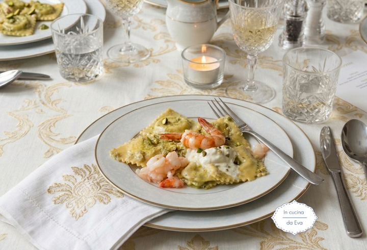 Ravioli di ricotta con gamberi e burrata e pesto di pistacchio
