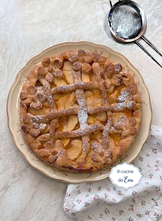 Crostata-di-frolla-allo-strutto-con-mele-e-confettura-di-pesche