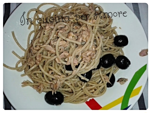 Spaghetti integrali con tonno, olive nere e origano
