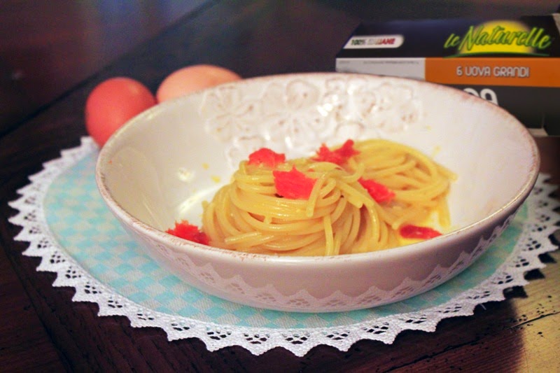 Spaghettone cremoso con carbonara di uova e prosciutto di trota