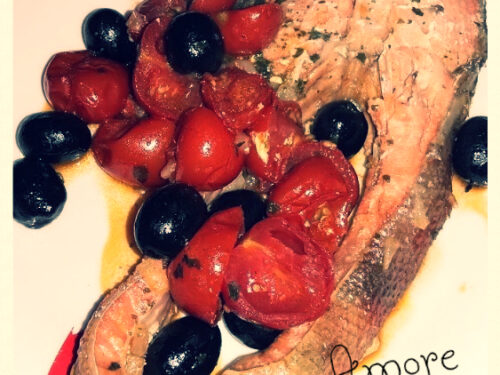 Salmone con pomodorini e olive nere