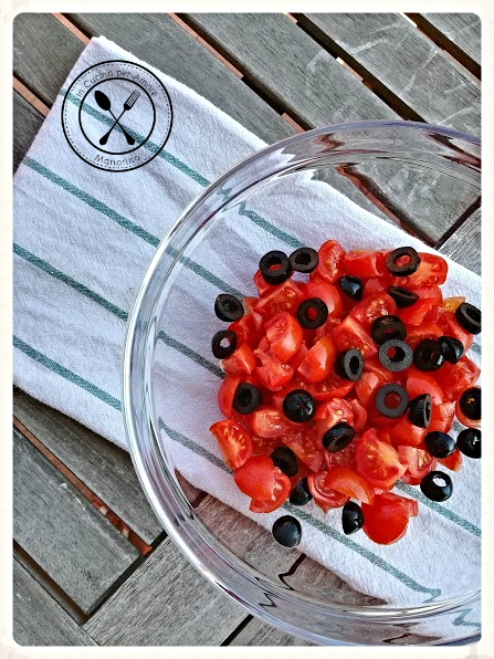 Friselle integrali con pomodorini, tonno e olive nere