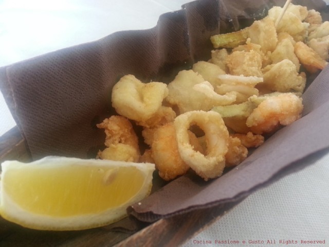 Fritto di gamberi e calamari in tempura al lime