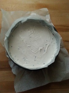 versare la crema ottenuta nello stampo-latte di mandorla blog
