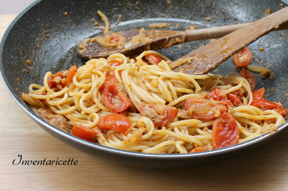 Risultati immagini per immagine spaghetti acciughe e pomodori