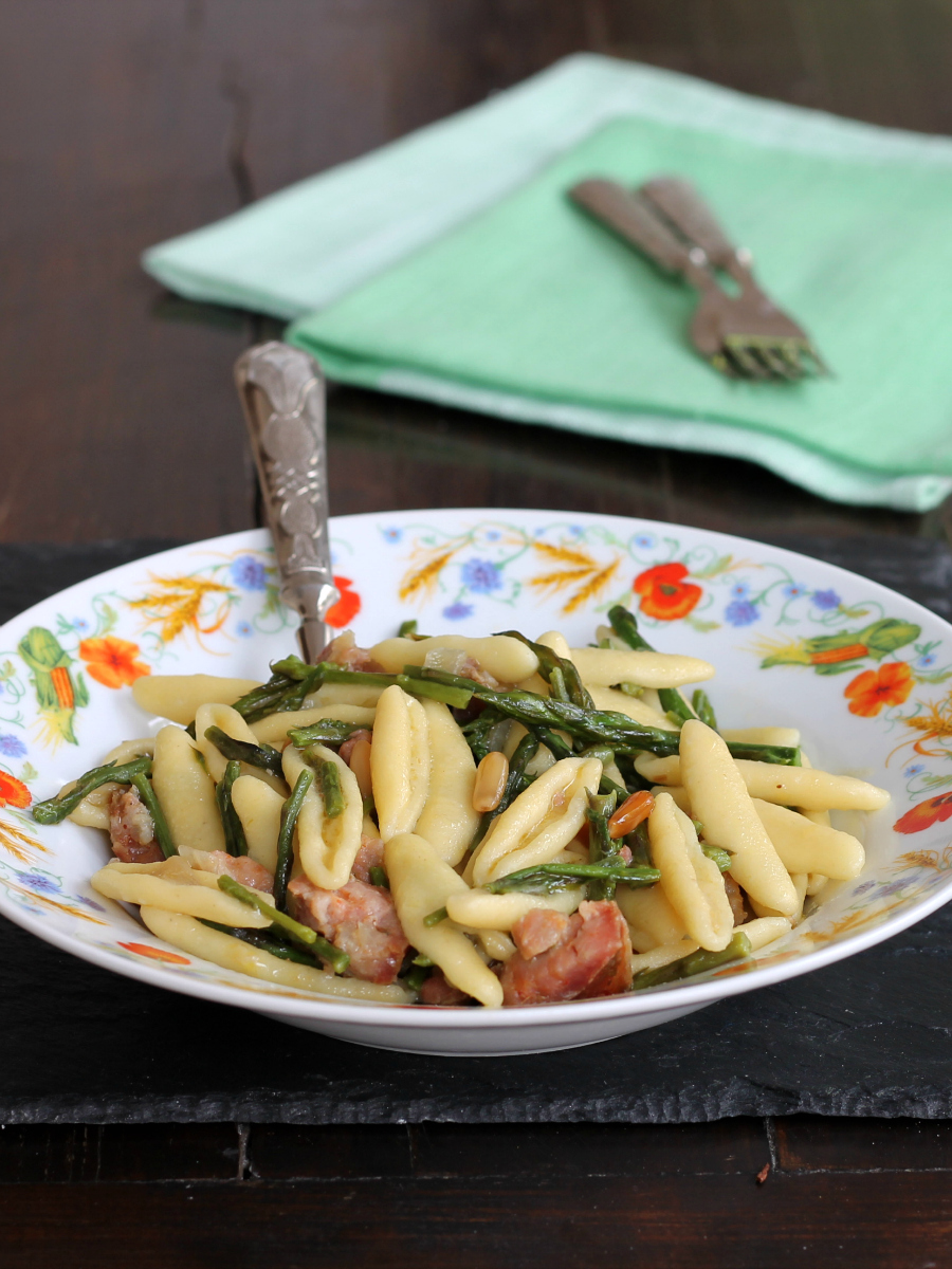 PASTA ASPARAGI PINOLI SALSICCIA ricetta primo piatto primavera