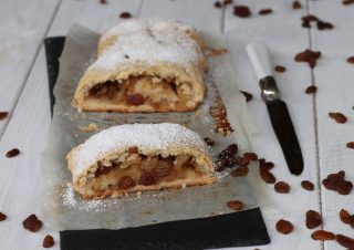 STRUDEL DI MELE CON PASTA FROLLA VEGAN senza burro e uova STRUDEL DI MELE CON PASTA FROLLA VEGAN senza burro e uova