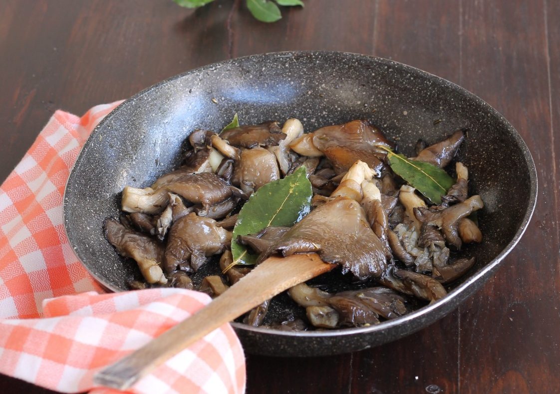 FUNGHI PLEIUS IN PADELLA ricetta contorno leggero con pletorus