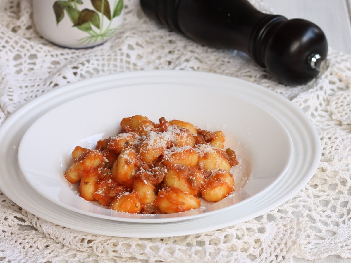 GNOCCHI DI PATATE AL RAGU' ricetta con carne trita e pecorino
