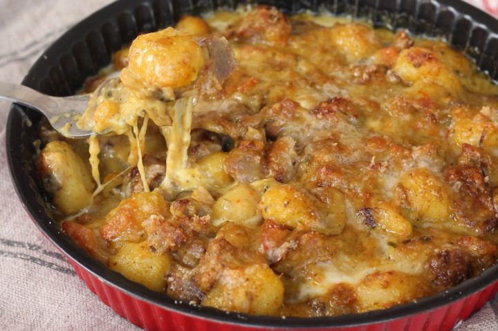 Gnocchi al forno funghi e salsiccia | ricetta gnocchi di patate con porcini