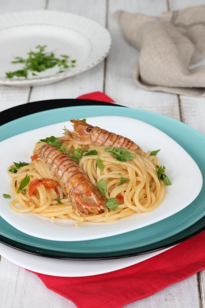 Spaghetti con le canocchie | ricetta facile pasta con cicale di mare