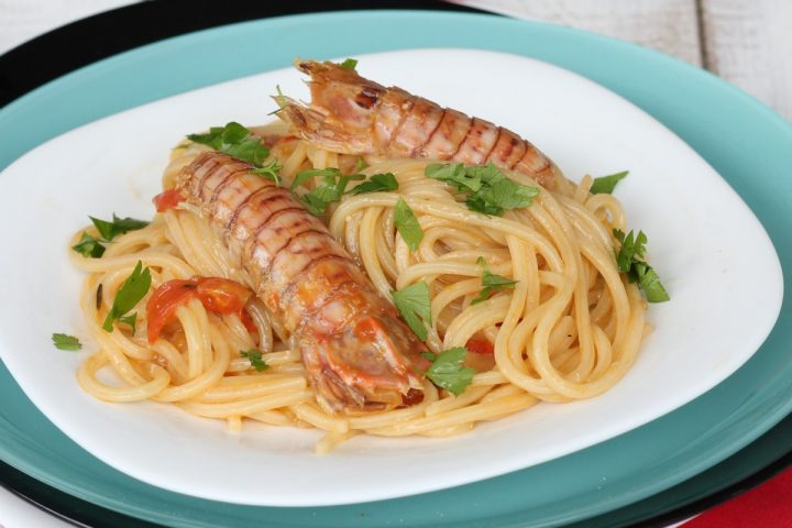Spaghetti con le canocchie | ricetta facile pasta con cicale di mare