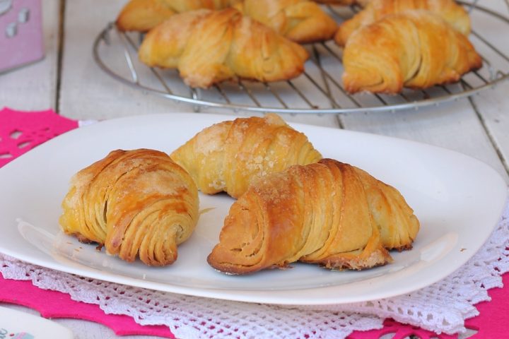 Ricetta cornetti sfogliati veloci | croissant sfogliati facili | metodo sfogliette