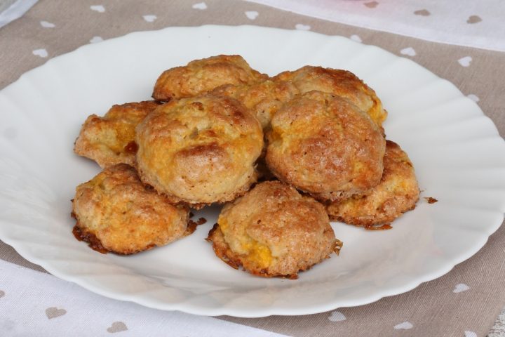 BISCOTTI MORBIDI ALLE PESCHE ricetta biscotti con frutta in pezzi