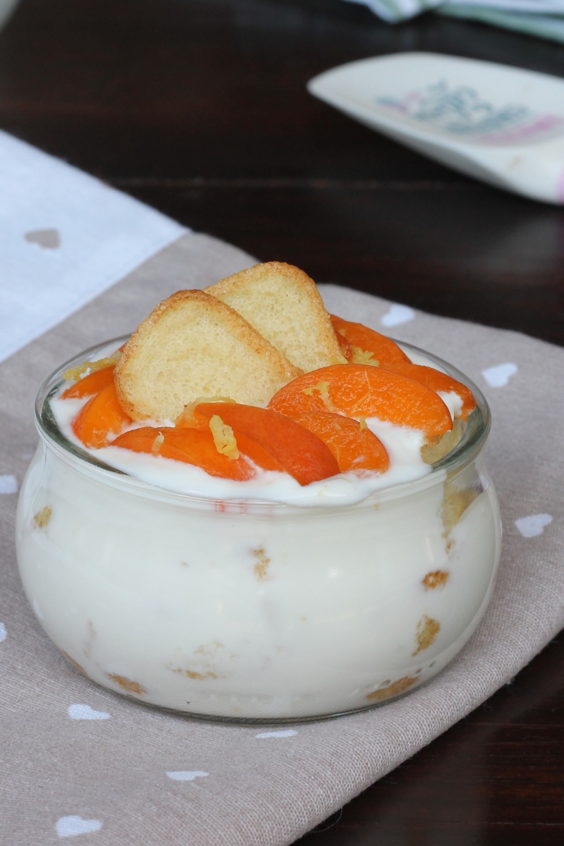 DOLCE pavesini e yogurt DIETETICO con albicocche fresche | dolce light veloce allo yogurt