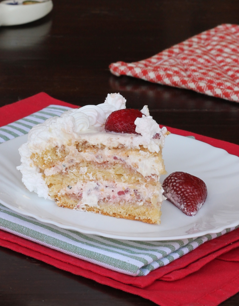 Dolci di Stefania - Torta metà polistirolo e metà pan di spagna farcito con  crema chantilly e fragole ricoperta e decorata con pasta di zucchero