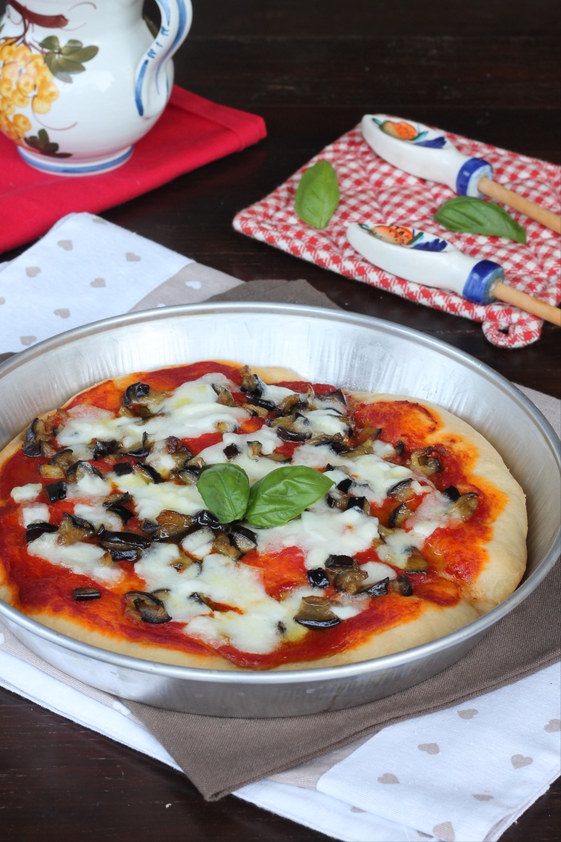 PIZZA IN TEGLIA FATTA IN CASA ricetta pizza alla siciliana con melanzane