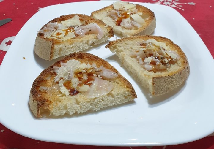 BRUSCHETTE CON LARDO crostini con lardo e miele | ricetta aperitivo
