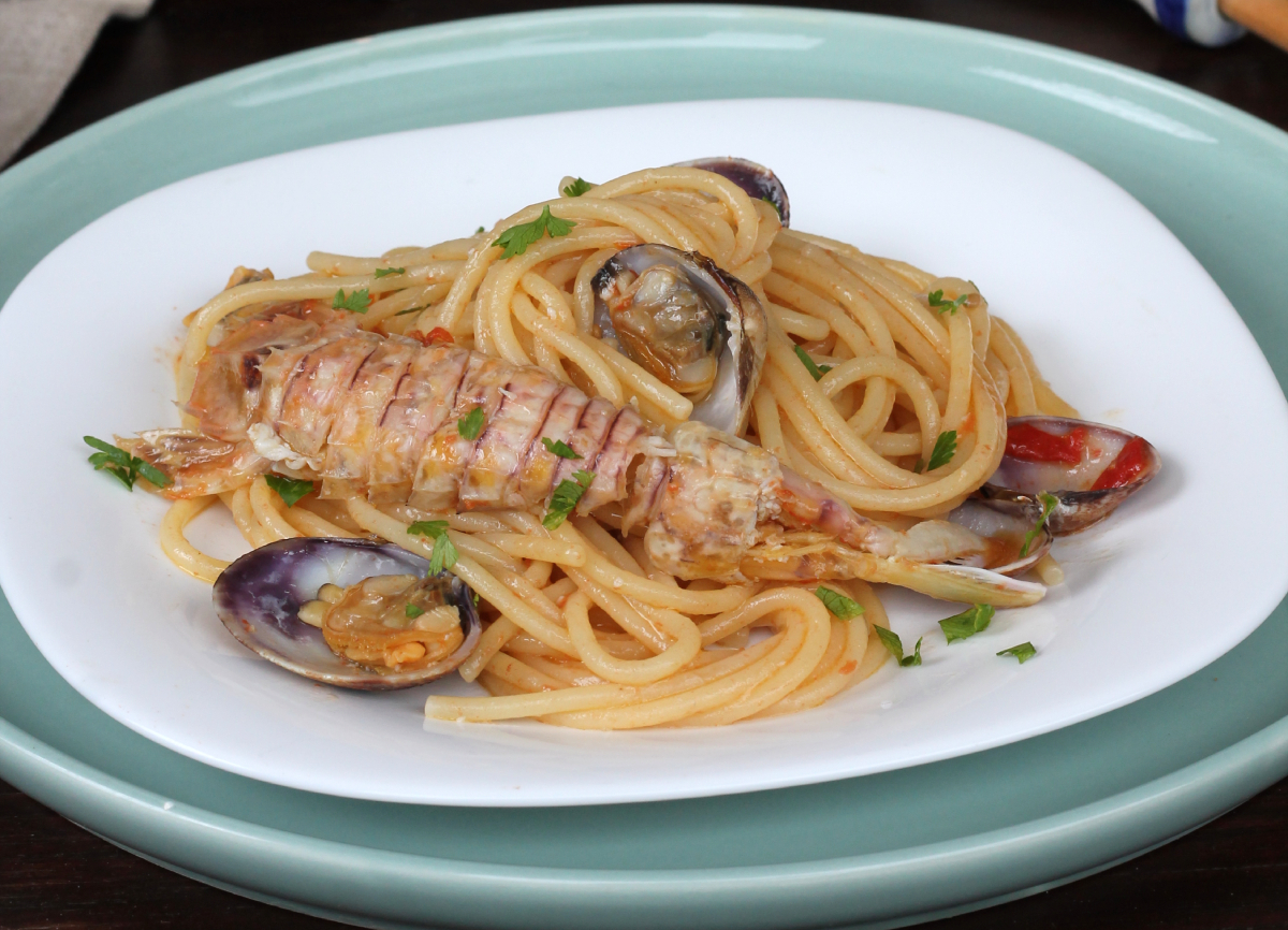 SPAGHETTI alle VONGOLE VERACI con canocchie | pasta vongole veraci