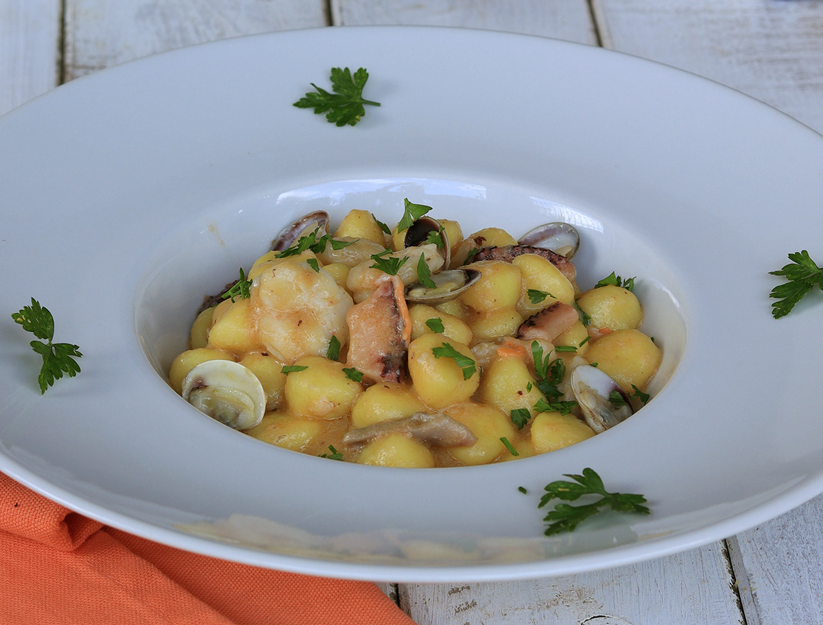 GNOCCHI col PESCE ricetta gnocchi alla pescatora con bisque di scampi