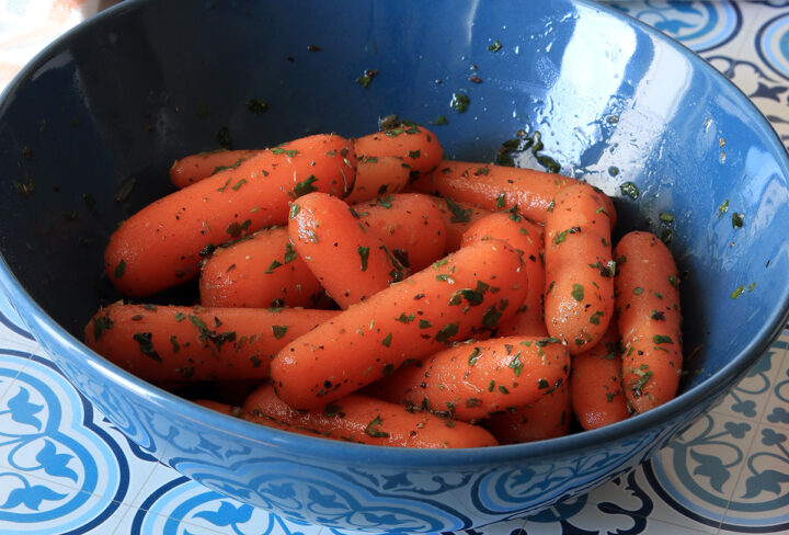 CAROTINE ALL' INSALATA ricetta con carote baby | Inventaricette