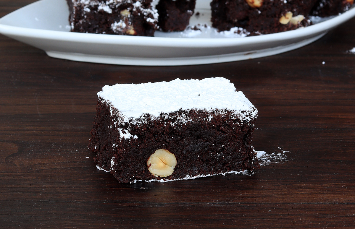 BROWNIES CON NOCCIOLE dolci al cioccolato | Inventaricette