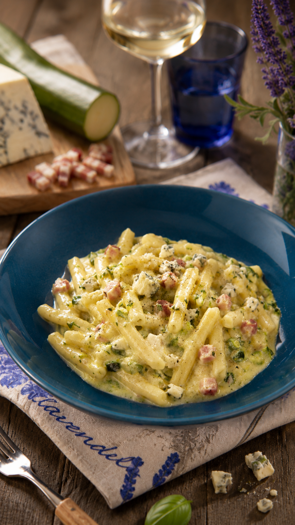 PASTA CON CREMA DI ZUCCHINE | primo veloce | Inventaricette