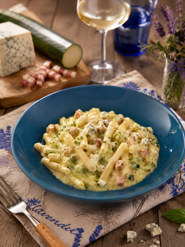 PASTA CON CREMA DI ZUCCHINE | primo veloce | Inventaricette