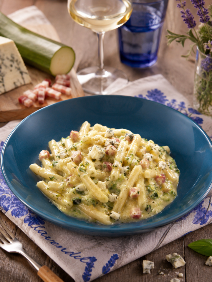 PASTA CON CREMA DI ZUCCHINE | primo veloce | Inventaricette