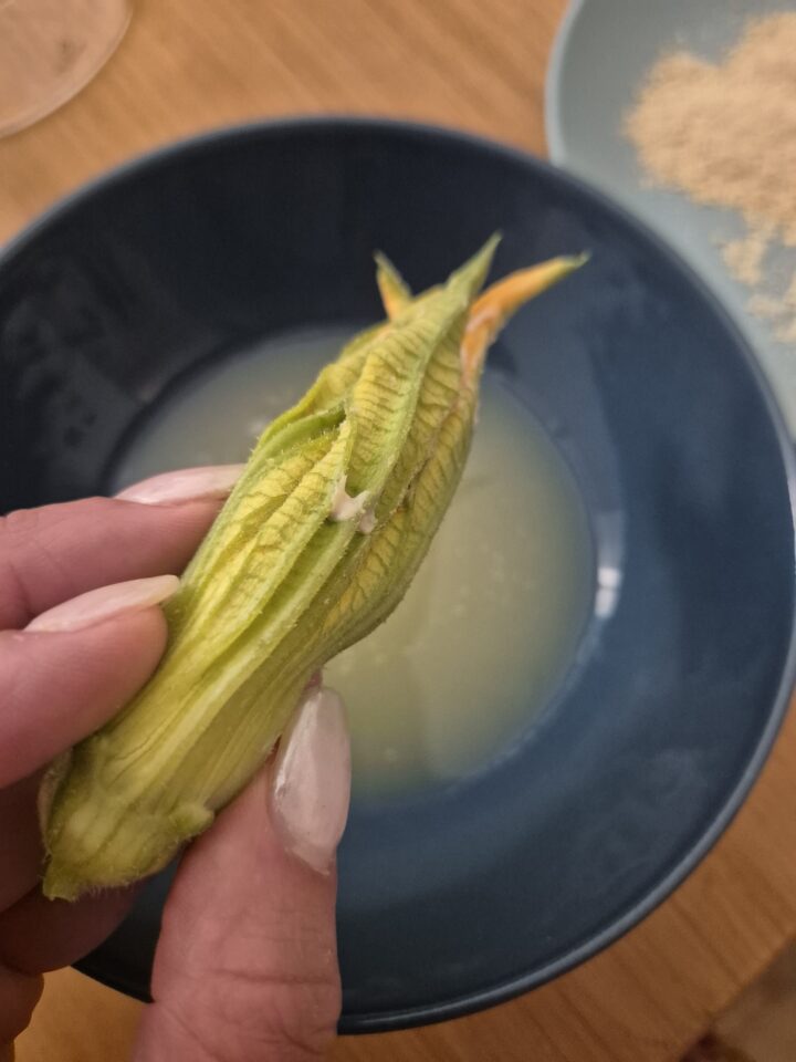 Fiori di zucca al forno ripieni | fiori di zucca impanati | Inventaricette