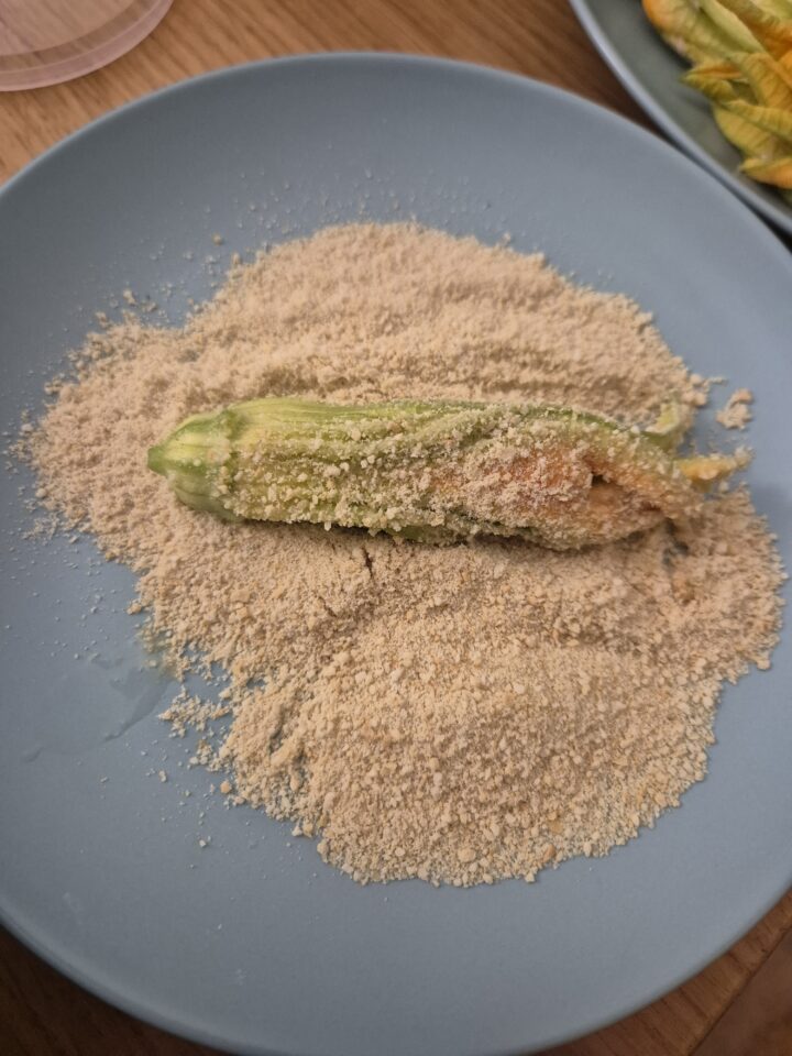 Fiori di zucca al forno ripieni | fiori di zucca impanati | Inventaricette