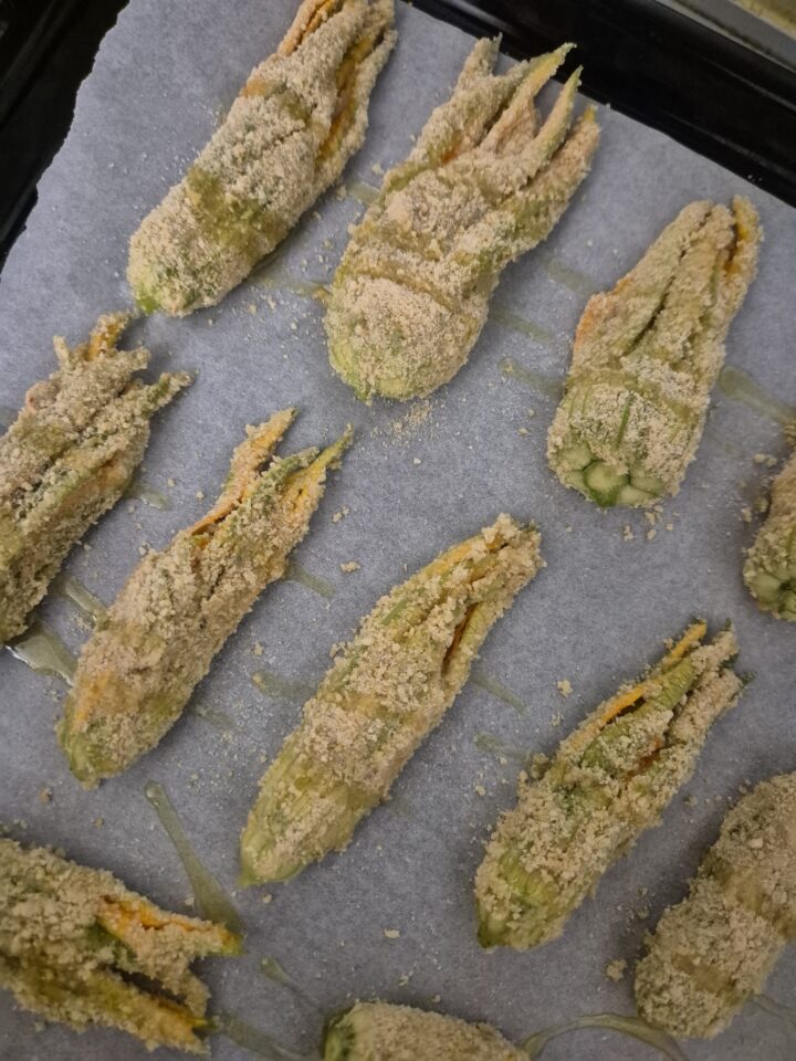 Fiori di zucca al forno ripieni | fiori di zucca impanati | Inventaricette
