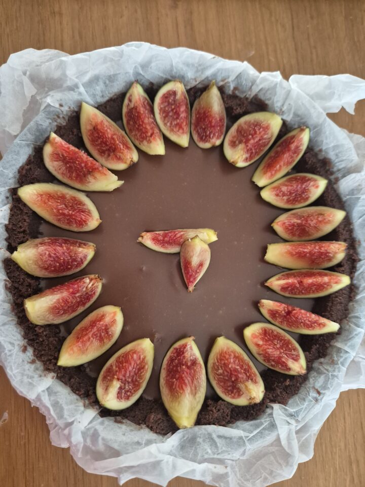 Crostata con fichi caramello e cioccolato senza forno| Inventaricette