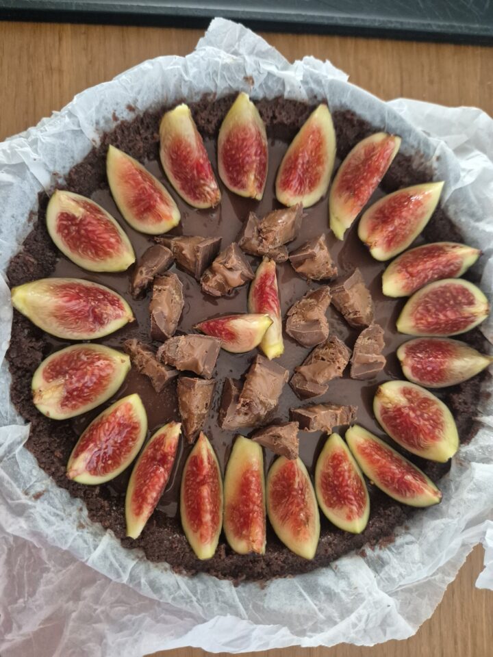 Crostata con fichi caramello e cioccolato senza forno| Inventaricette