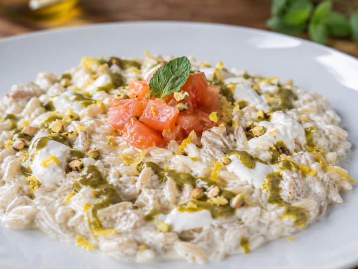 Risotto con pistacchi tartare di salmone e stracciatella |Inventaricette