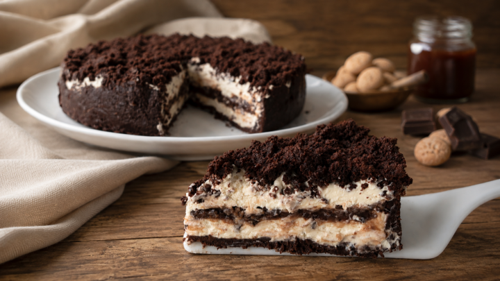 Torta al cioccolato fredda sbriciolata con fichi e amaretti |Inventaricette