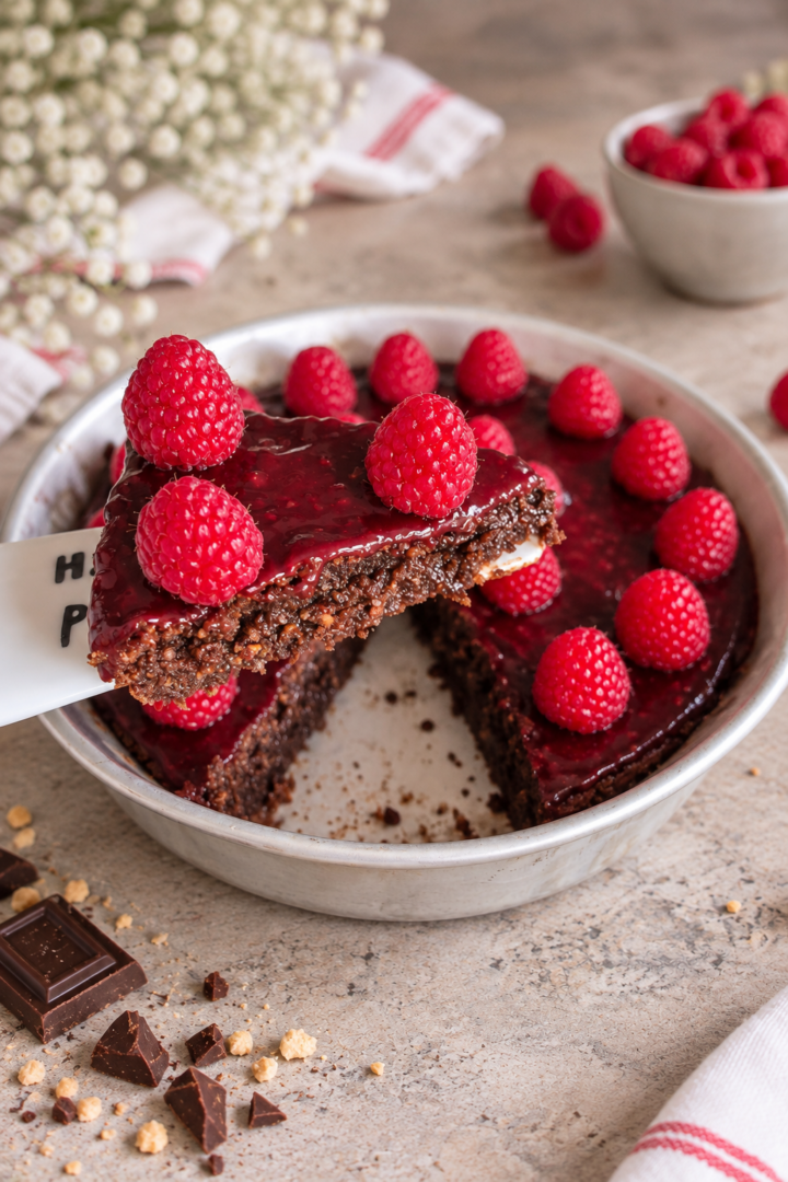 Caprese tre cioccolati ai lamponi | torta al cioccolato e lamponi | Inventaricette