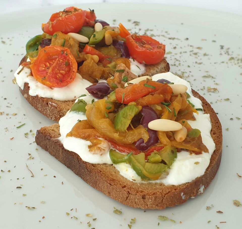 Crostoni Stracciatella - Peperoni capperi e olive e pomodorini arrosto