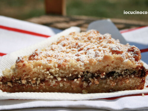 Torta sbriciolata con crema di ricotta e amaretti | Ricetta dolce