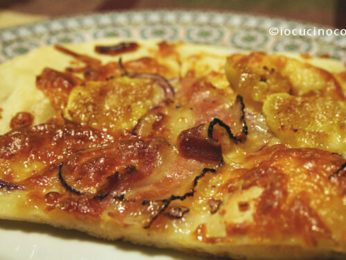 Pizza pancetta, fichi, cipolla e scamorza affumicata