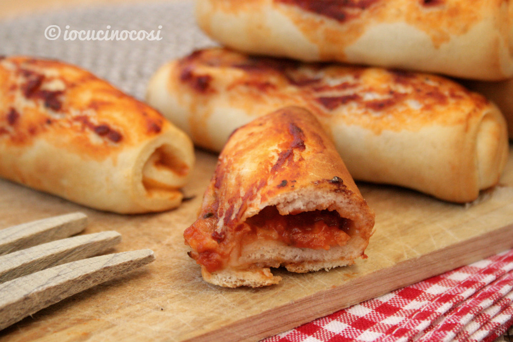 Cannoli di pizza con pomodoro e mozzarella