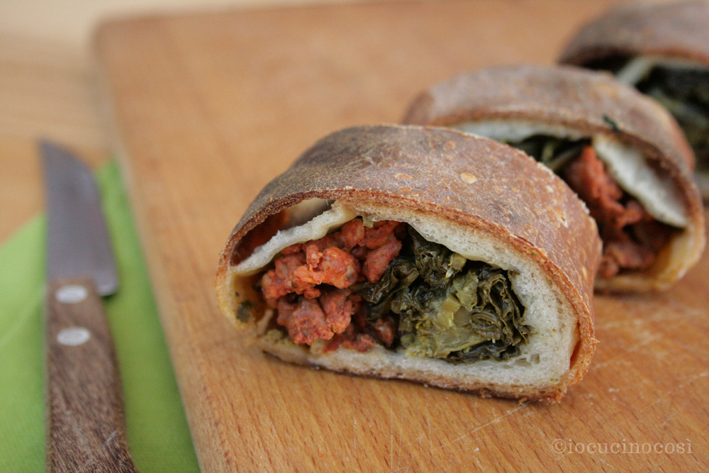 Rotolo di pizza con rape e salsiccia