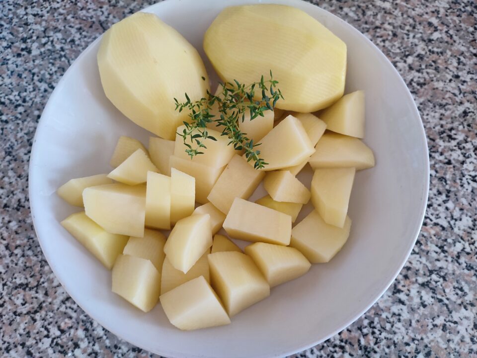 Patate crude ma mettere a sbollentare in acqua fredda e cuocere