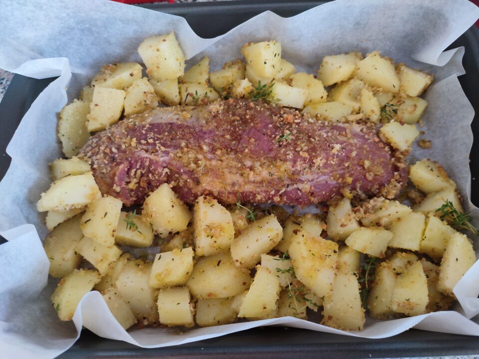 Filetto di maiale e patate impanate al forno pronto da mettere in forno a cuocere