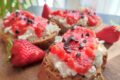 Marmellata fatta in casa di fragole con ricotta e pane integrale