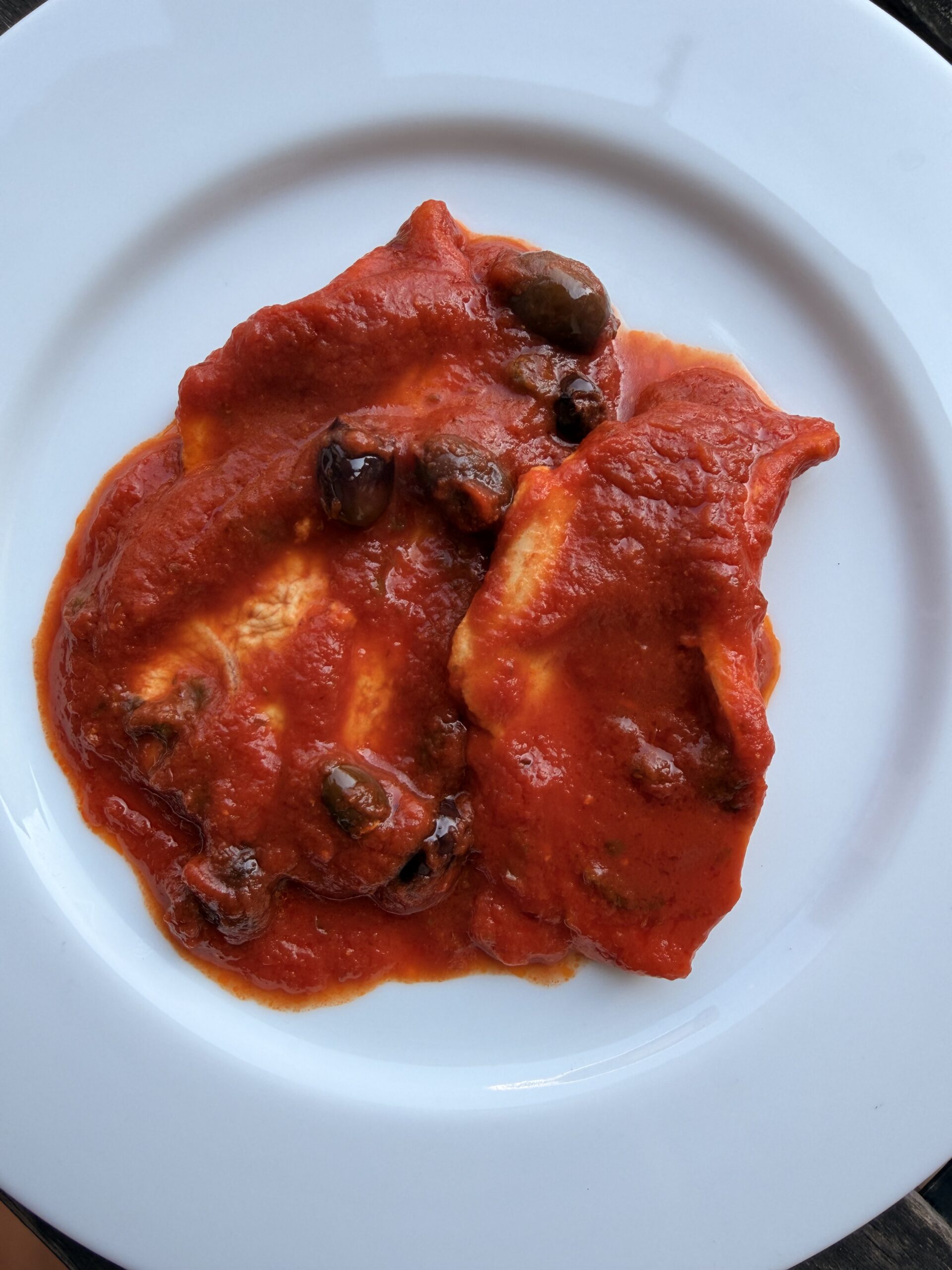 fettine di tacchino con sugo di capperi e olive taggiasche