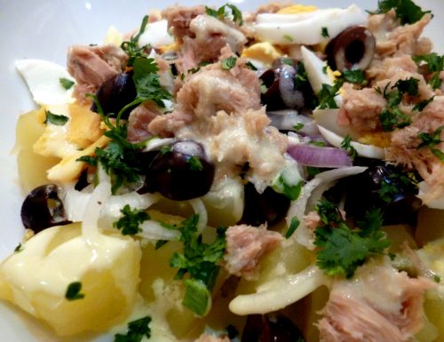insalata di patate Oriental style con cipolla uova olive e tonno