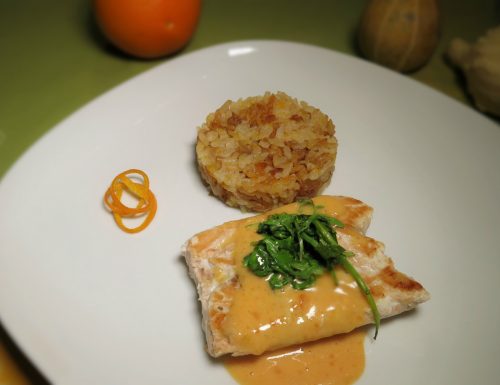 salmone con tortino di riso alla zucca e salsa calda all’arancia