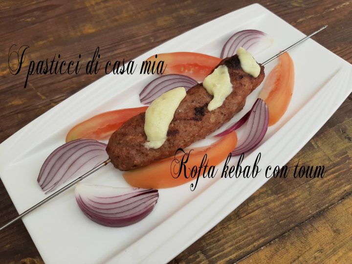 Kofta kebab con toum